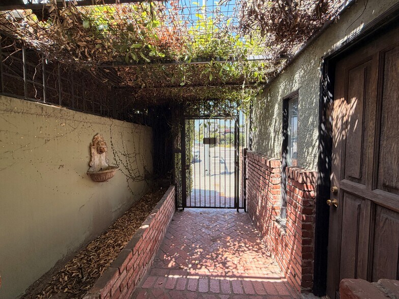 11696 Ventura Blvd, Studio City, CA à louer - Photo du bâtiment - Image 2 de 5