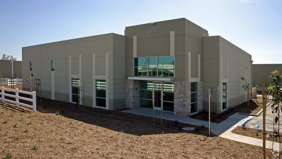 6951 Edison Ave, Chino, CA à vendre - Photo du bâtiment - Image 2 de 5