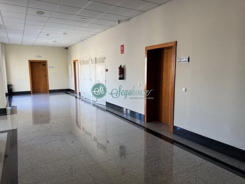 Office/Retail in Segovia, Segovia for lease - Building Photo - Image 2 of 7