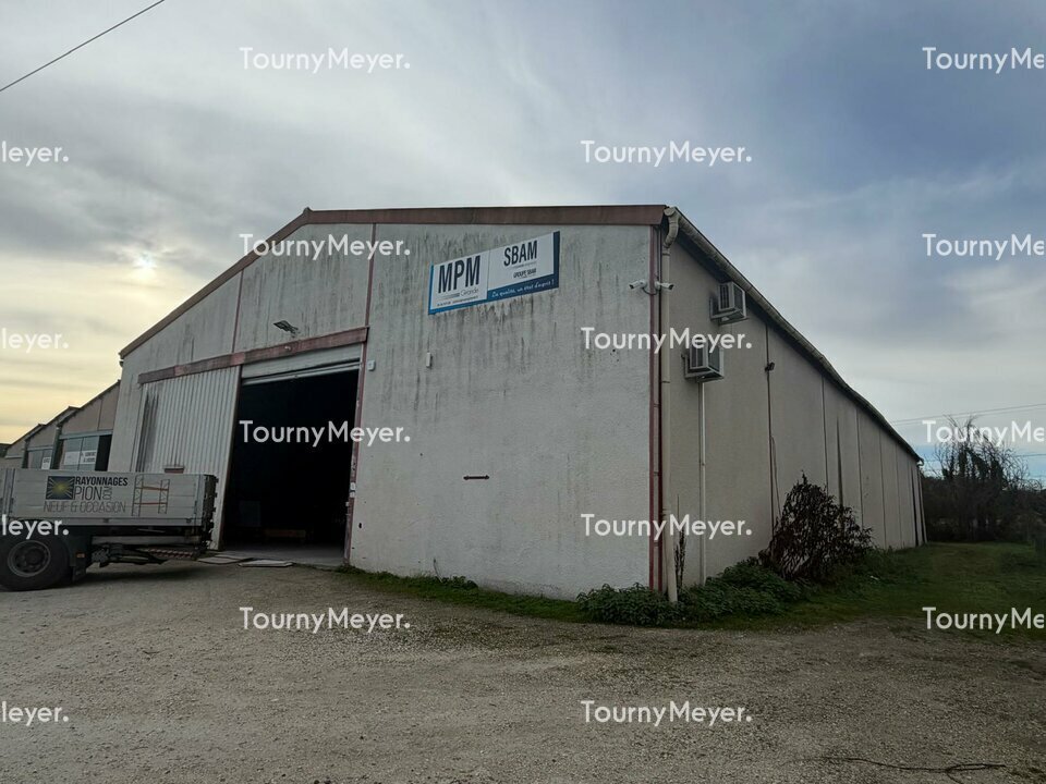 Industrial in Carbon-Blanc for lease Building Photo- Image 1 of 3