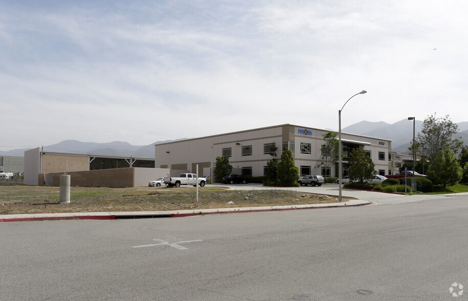 9153 Stellar Ct, Corona, CA à louer - Photo du bâtiment - Image 2 de 7