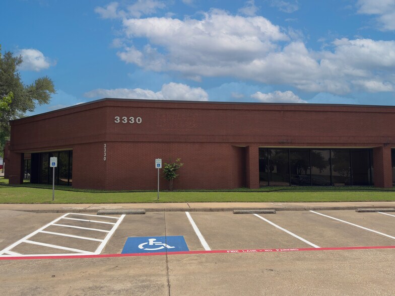 3330 Earhart Dr, Carrollton, TX à louer - Photo du bâtiment - Image 2 de 3