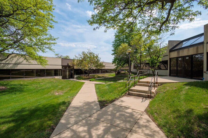 2500 W Higgins Rd, Hoffman Estates, IL à louer - Photo du bâtiment - Image 2 de 14