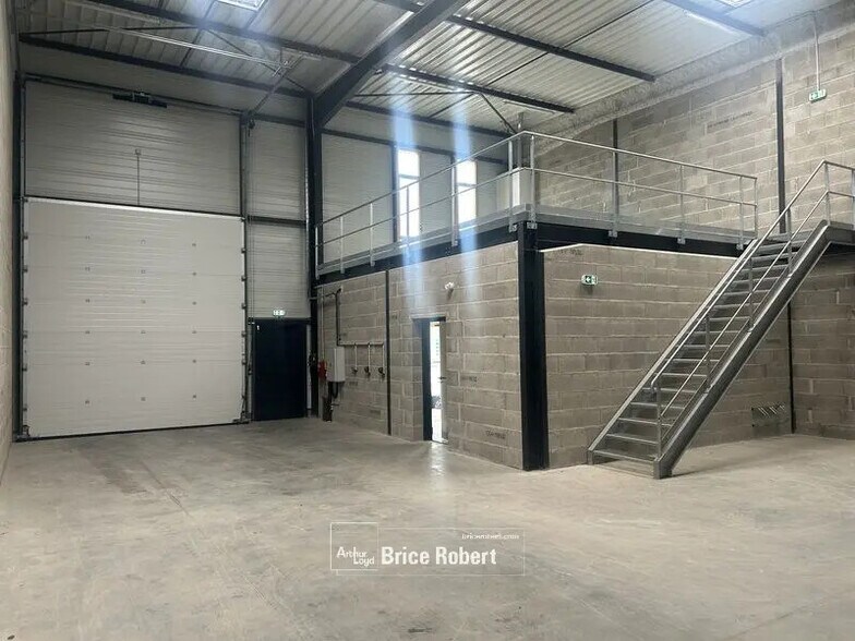 Bureau dans Saint-Bonnet-de-Mure à louer - Photo intérieure - Image 3 de 7