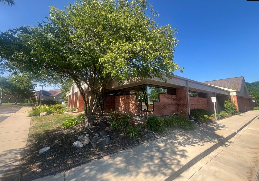 595 Barclay Cir, Rochester Hills, MI à vendre - Photo du bâtiment - Image 2 de 5