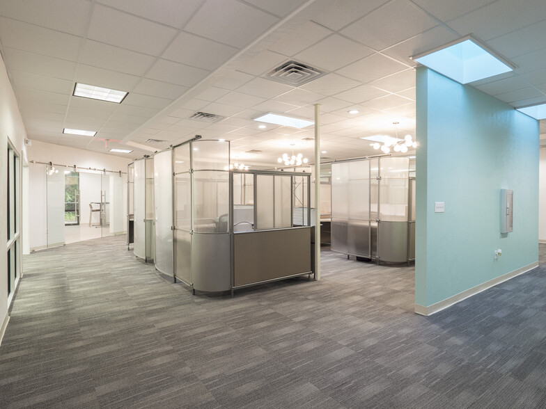 7020 Nw 11th Pl, Gainesville, FL for sale - Interior Photo - Image 2 of 20