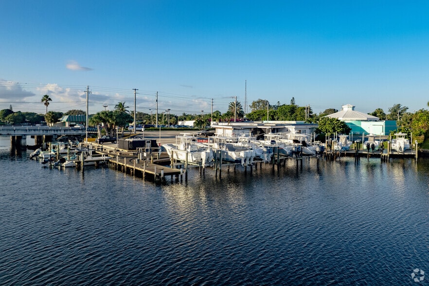 Retail & 13 Boat Marina | 631 Northlake portfolio of 2 properties for sale on LoopNet.ca - Building Photo - Image 3 of 18