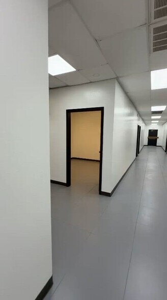 2910 Antoine Dr, Houston, TX à vendre - Vidéo sur l’inscription commerciale - Image 2 de 17