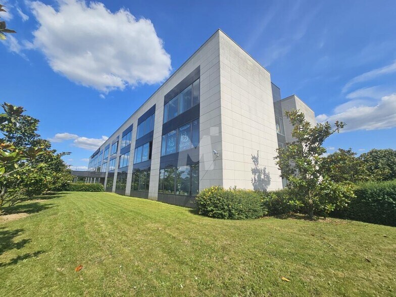 Office in Lieusaint for lease - Building Photo - Image 2 of 10