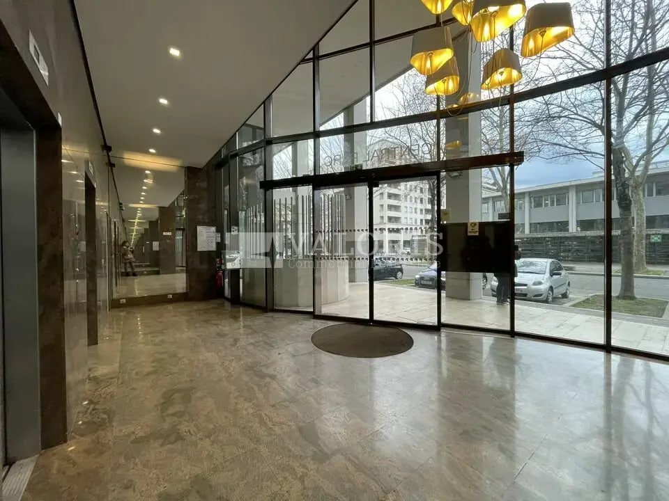 Office in Villeurbanne for lease Interior Photo- Image 1 of 4