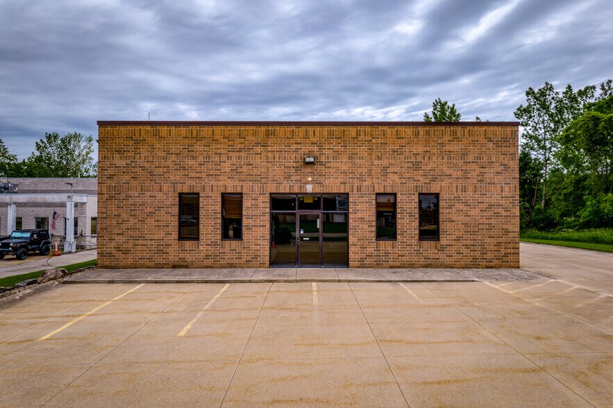 9552 York Alpha Dr, North Royalton, OH à vendre - Photo du bâtiment - Image 2 de 43