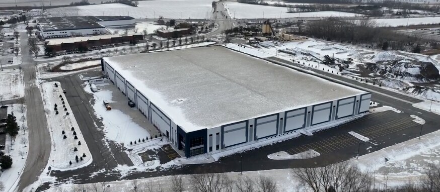 348 Charles Ct, West Chicago, IL à louer - Photo du bâtiment - Image 2 de 2