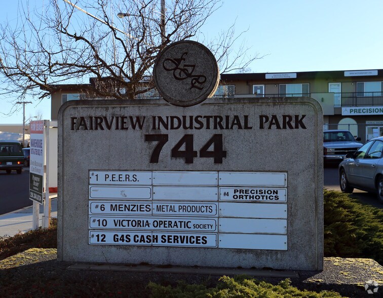 744 Fairview Rd, Esquimalt, BC à louer - Photo du bâtiment - Image 2 de 7