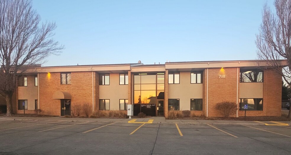 7111 A St, Lincoln, NE à louer - Photo du bâtiment - Image 2 de 13