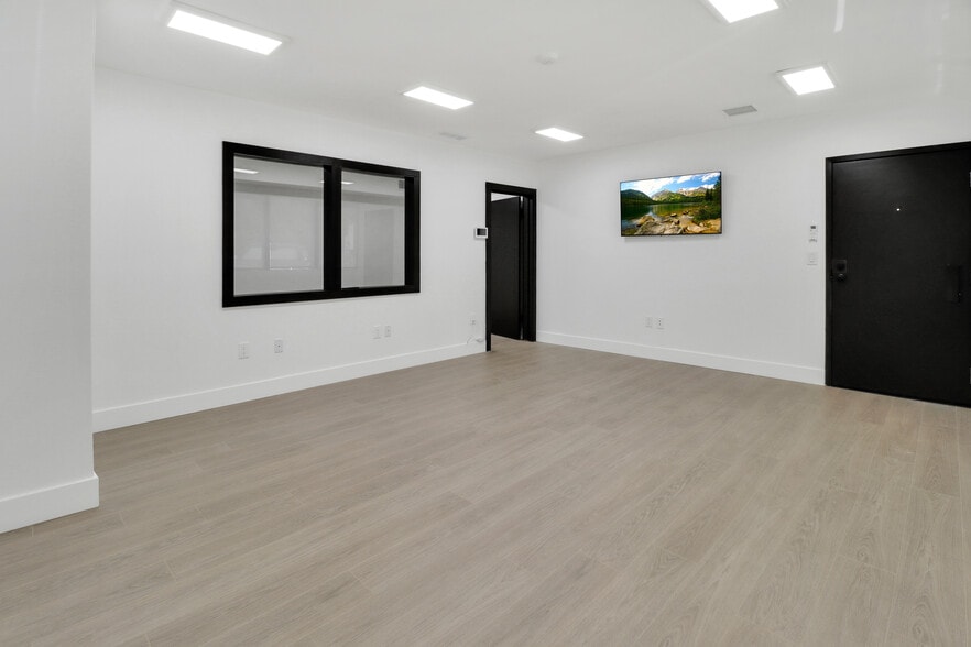 14852 Ventura Blvd, Sherman Oaks, CA for lease - Interior Photo - Image 2 of 11