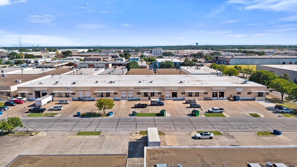3313-3327 Garden Brook Dr, Farmers Branch, TX for lease - Primary Photo - Image 2 of 13