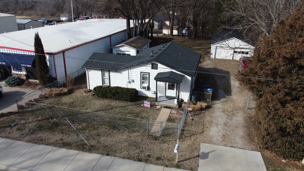 DERBY OFFICE/WAREHOUSE + HOME portfolio of 1 properties for sale on LoopNet.ca - Building Photo - Image 3 of 9
