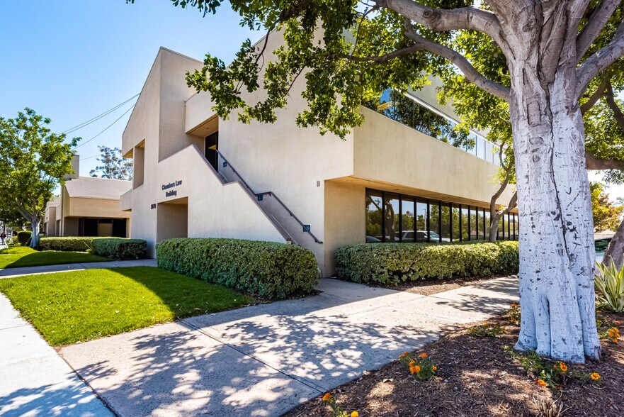 2070 N Tustin Ave, Santa Ana, CA à vendre - Photo du bâtiment - Image 2 de 24