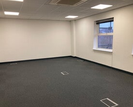 18 Gander Ln, Clowne for lease Interior Photo- Image 2 of 9