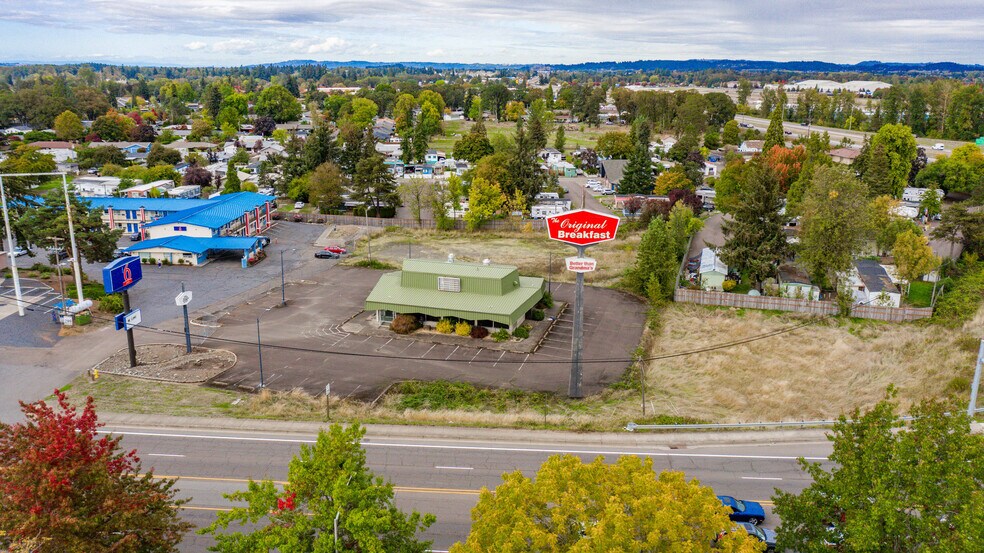 3225 Santiam Hwy SE, Albany, OR à louer - Photo du bâtiment - Image 2 de 4