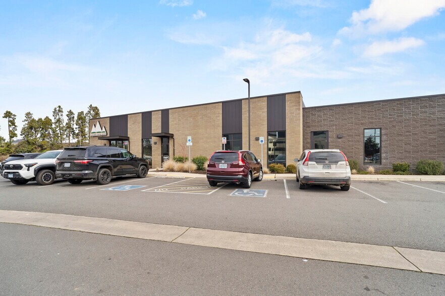 722 W Harvard Ave, Roseburg, OR à louer - Aérien - Image 3 de 12