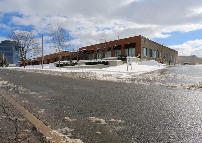 Plus de détails pour 175-225 Sparks Ave, Toronto, ON - Bureau à louer