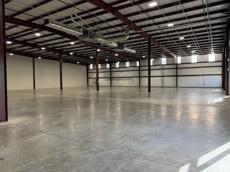 125 N Commercial Dr, Mooresville, NC à louer - Photo du bâtiment - Image 2 de 4