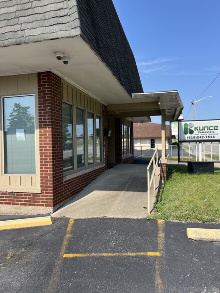 2409 Broadway St, Mount Vernon, IL for lease - Building Photo - Image 1 of 12