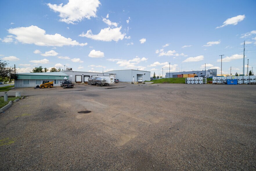 9750 35th Ave NW, Edmonton, AB à louer - Photo du bâtiment - Image 2 de 15