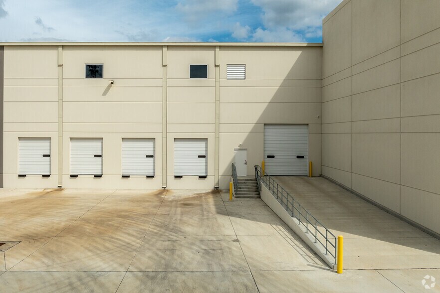 2700 E Scyene Rd, Mesquite, TX à louer - Photo du bâtiment - Image 2 de 4