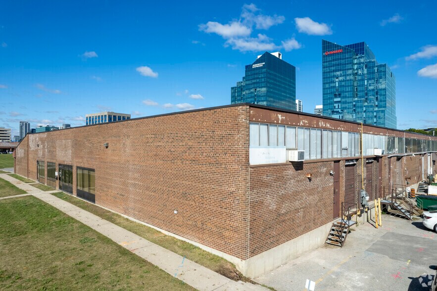 288 Consumers Rd, Toronto, ON à vendre - Photo du bâtiment - Image 3 de 6