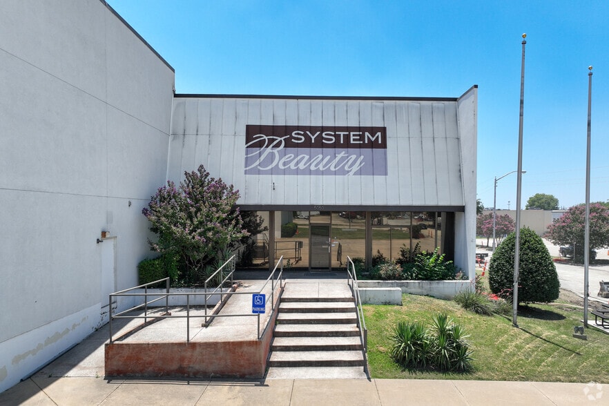 5050 Rondo Dr, Fort Worth, TX for lease - Building Photo - Image 3 of 5