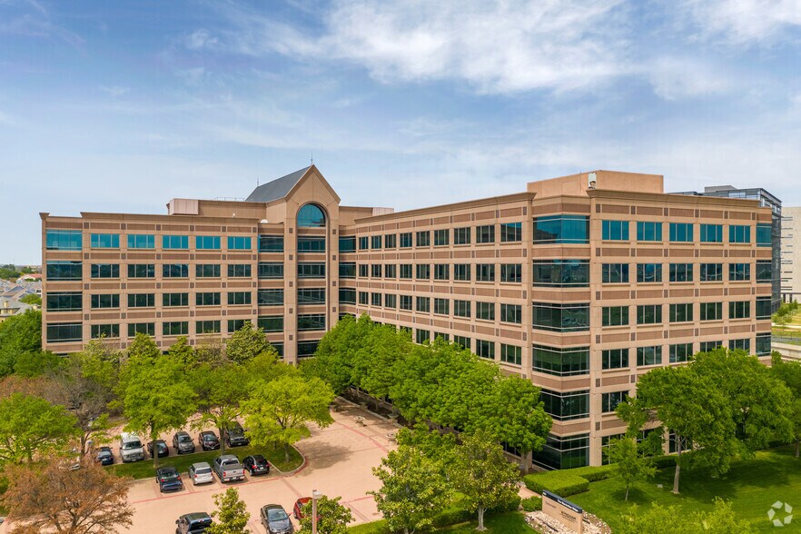 909 Hidden Ridge Dr, Irving, TX à louer - Photo du bâtiment - Image 1 de 10