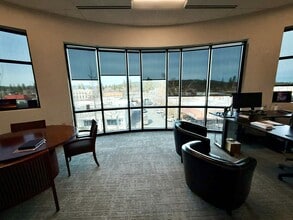 550 NW Franklin Ave, Bend, OR à louer Photo intérieure- Image 1 de 9