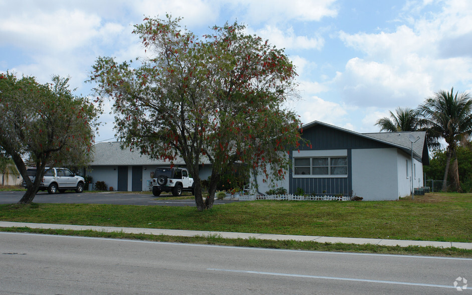 3909 Skyline Blvd, Cape Coral, FL à vendre - Photo du bâtiment - Image 2 de 2