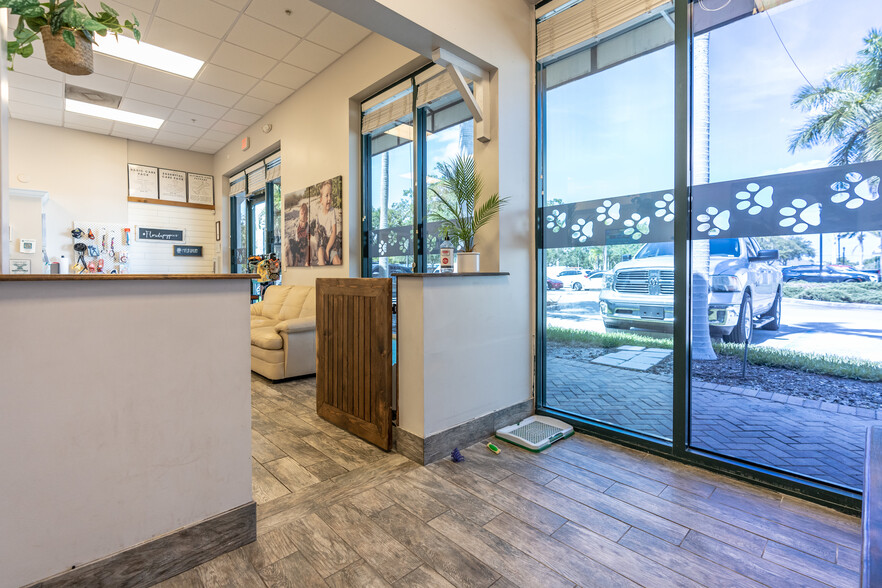 2770 Davis Blvd, Naples, FL for lease - Building Photo - Image 3 of 14