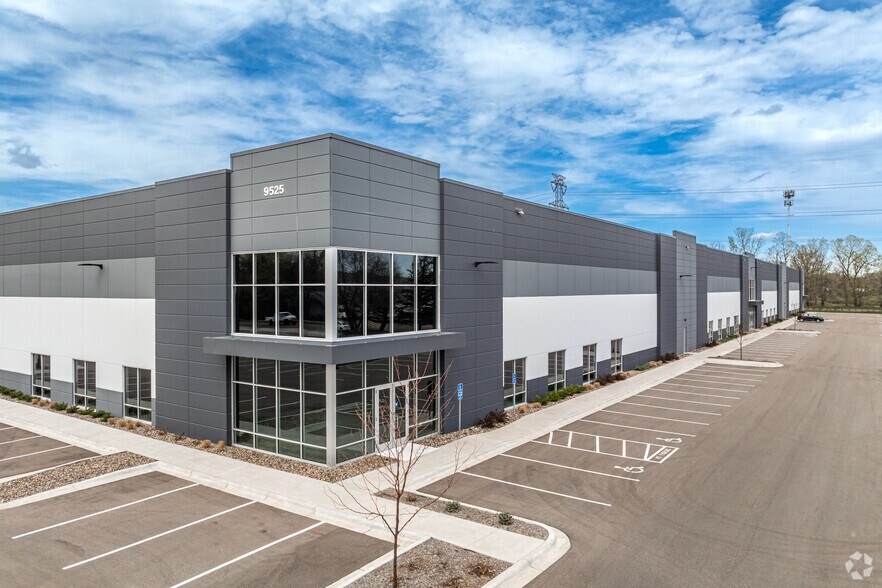 9525 E River Rd, Coon Rapids, MN for lease - Building Photo - Image 1 of 10
