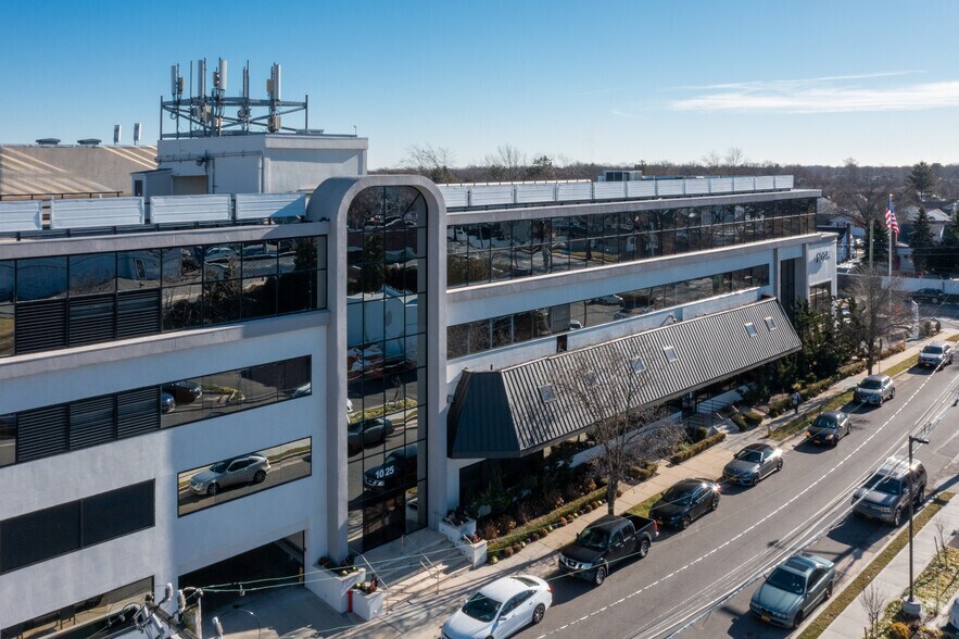 1025 Old Country Rd, Westbury, NY à louer - Photo du bâtiment - Image 3 de 4