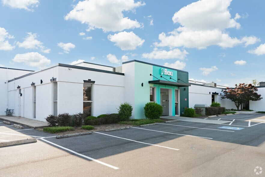 900 Pressley Rd, Charlotte, NC à louer - Photo principale - Image 1 de 25