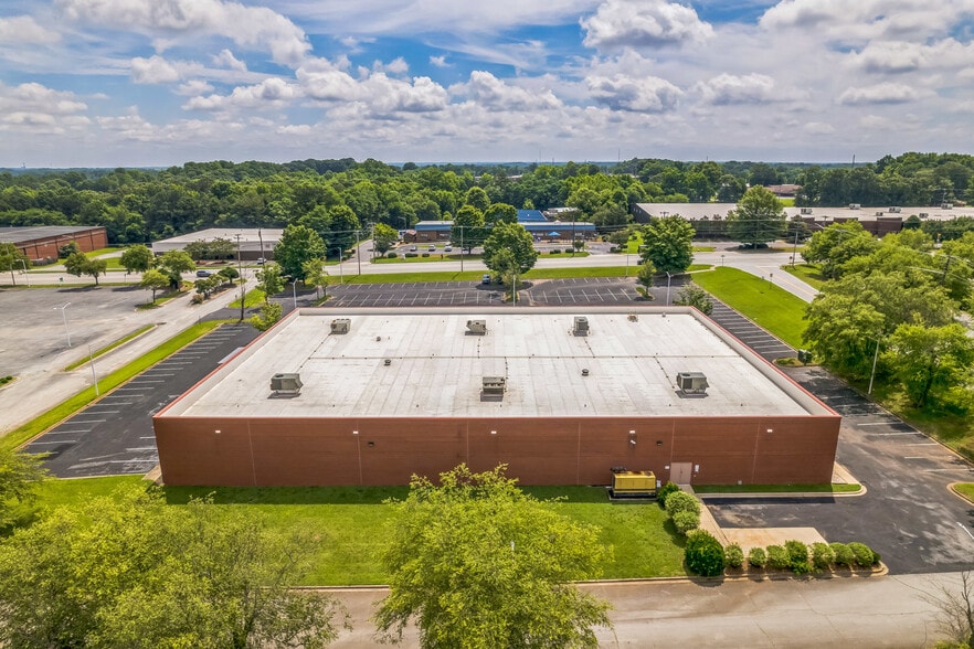 2080 Brentwood St, High Point, NC à louer - Photo du bâtiment - Image 3 de 41