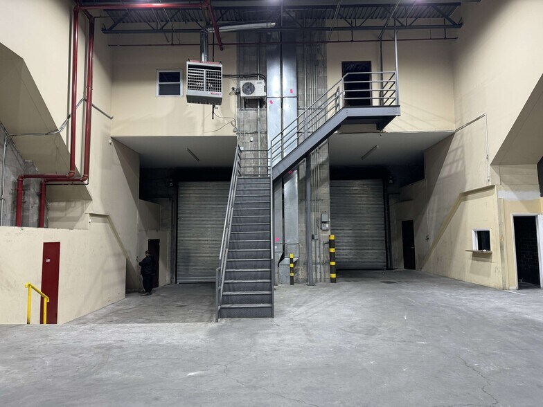 Queens, Maspeth, NY à louer - Photo du bâtiment - Image 3 de 6