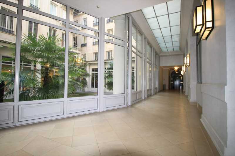 Office in Paris for lease - Lobby - Image 2 of 8