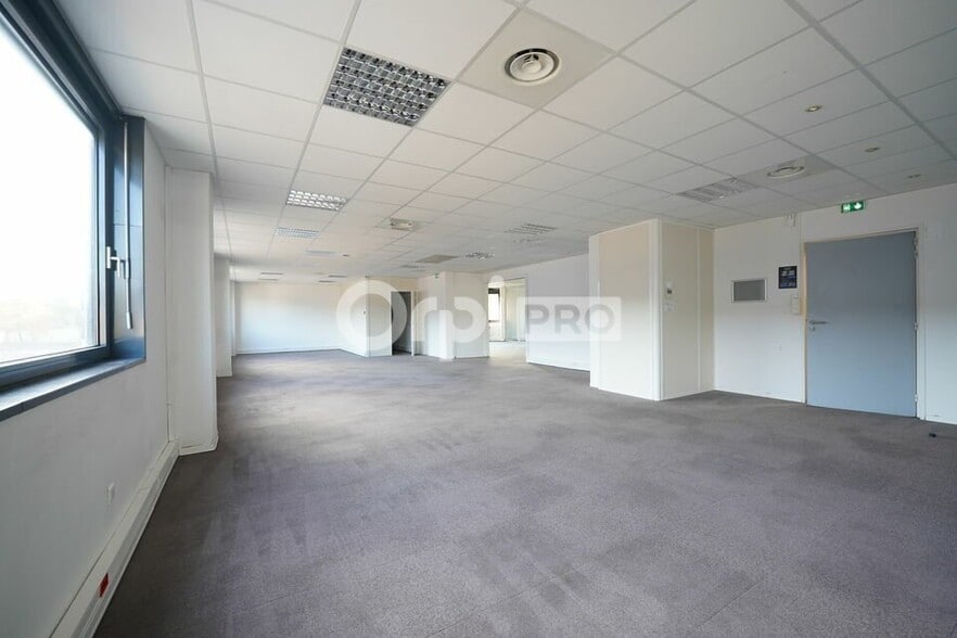 6 Rue De Bretagne, Saint-Quentin-Fallavier for lease - Interior Photo - Image 2 of 12
