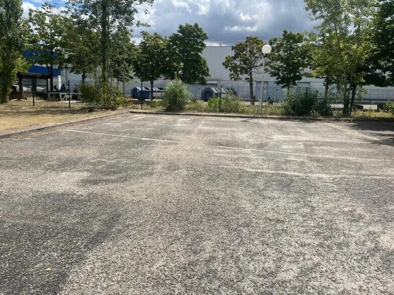 Office in Bordeaux for lease - Building Photo - Image 2 of 15