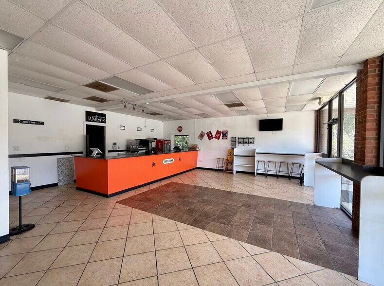 1625 E University Dr, Auburn, AL à louer - Photo du bâtiment - Image 2 de 7