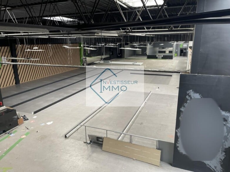 Retail in Savigny Le Temple for lease - Building Photo - Image 3 of 5
