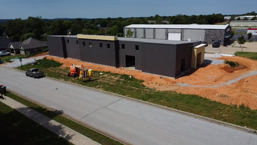 2919 E Robinson Ave, Springdale, AR à louer - Photo du bâtiment - Image 3 de 7