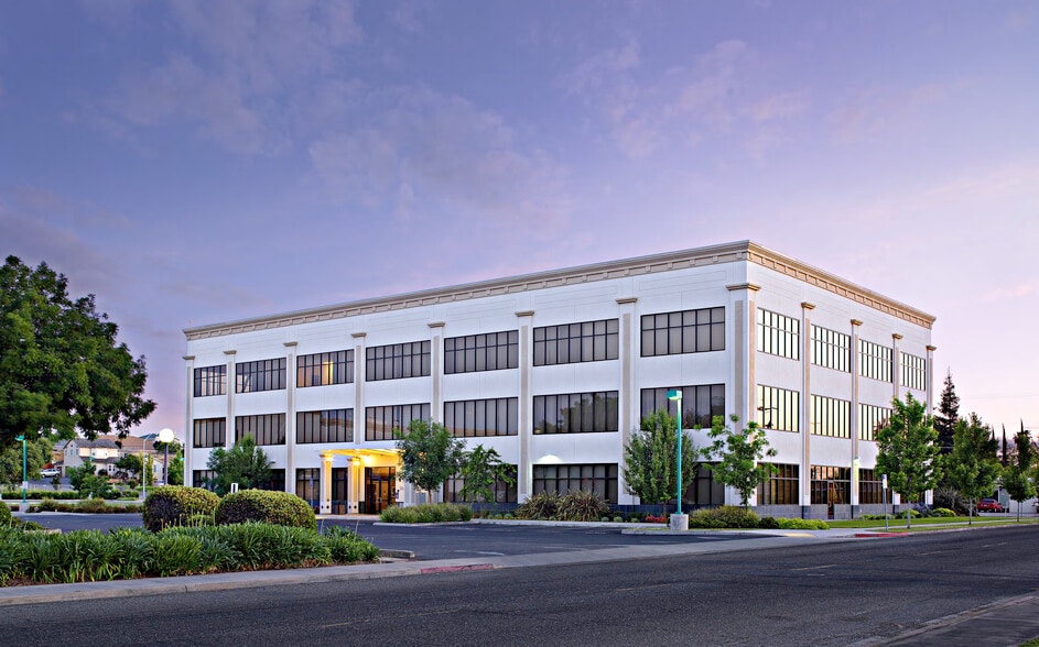 1425 W H St, Oakdale, CA for lease - Building Photo - Image 2 of 3