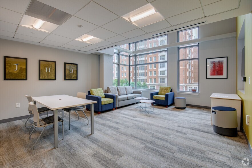 9 E 33rd St, Baltimore, MD à louer - Photo intérieure - Image 2 de 39