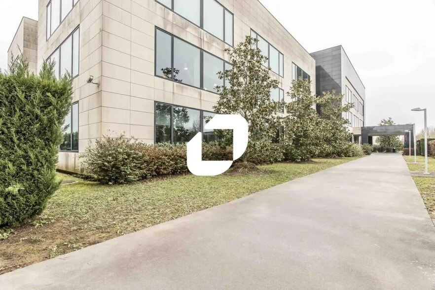 Office in Lieusaint for sale - Building Photo - Image 1 of 29